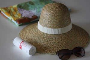kapelusz, okulary i emulsja SPF 30 Słońce i Komary